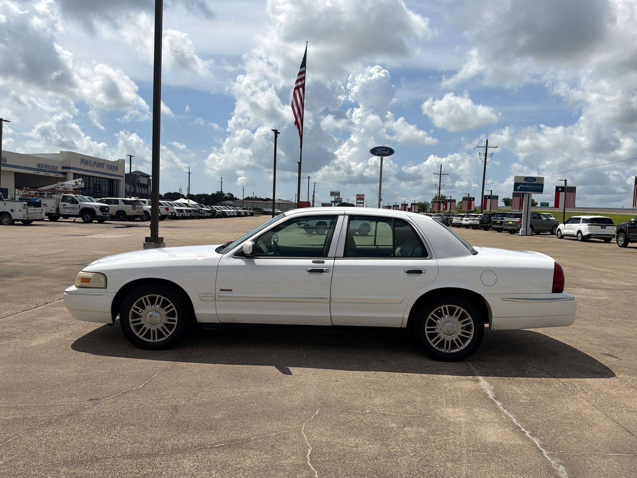 mercury grand marquis 2010 2MEBM7FV2AX631813 image mercury grand marquis 2010 2MEBM7FV2AX631813 image